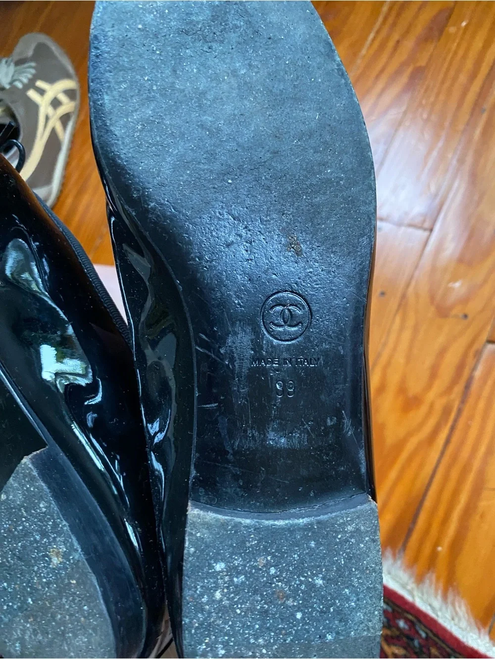 CHANEL Black Patent Leather Ballet Flats with Bow and CC Emblem